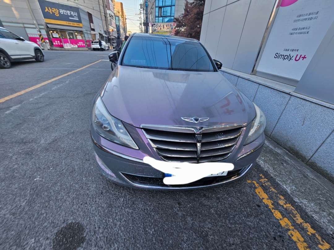 와 GENESIS PRADA 봤어요 ㄷㄷ(이거 프라다 맞겠지?요..?) 이미지 2/6
