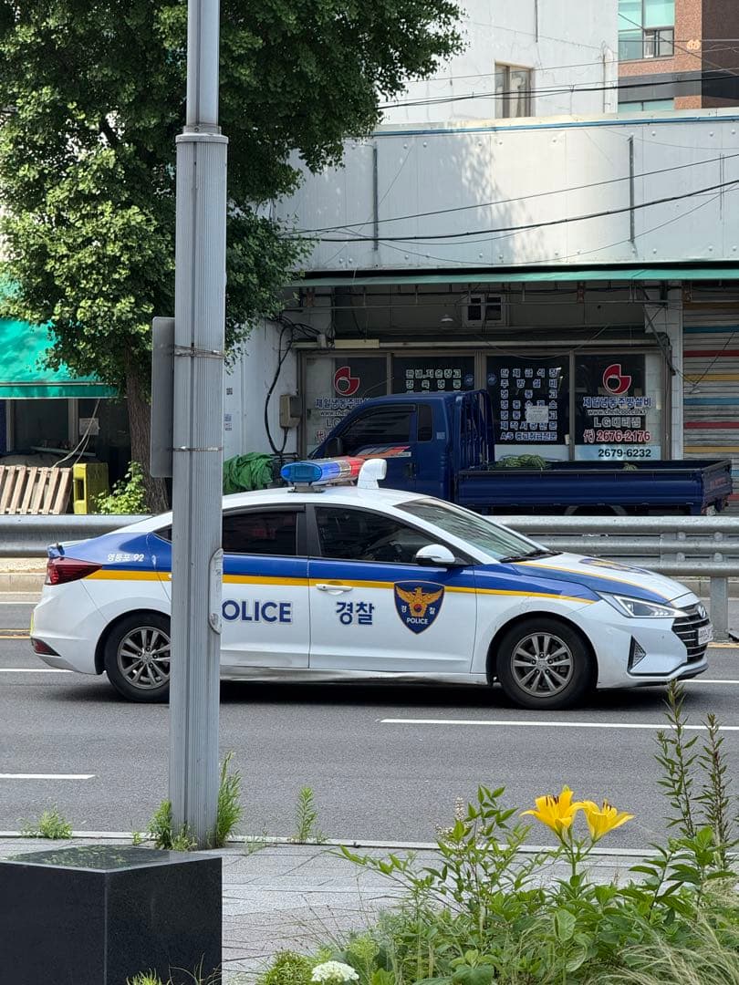 삼각떼 경찰차는 살다살다 첨 보네요.. 이미지 1/1
