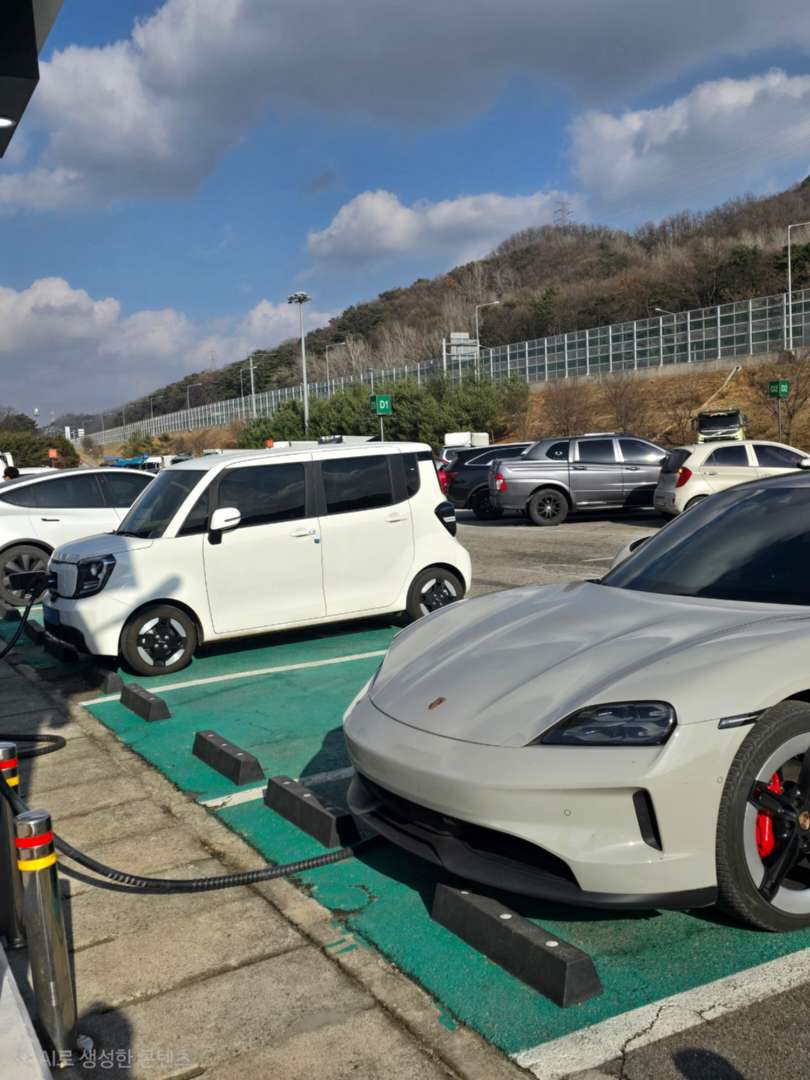 의정부휴게소에서 타이칸 옆에서 충전중 이미지 1/7