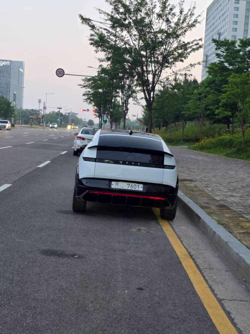 현대 신차 같은데 이쁘네요 이미지 2/2