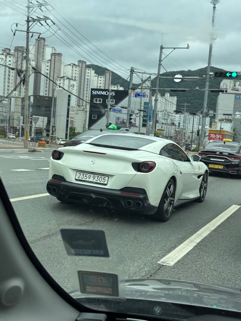 모트라디오 듣는데 하필 페라리가 지나감ㅋㅋㅋㅋ 이미지 1/1