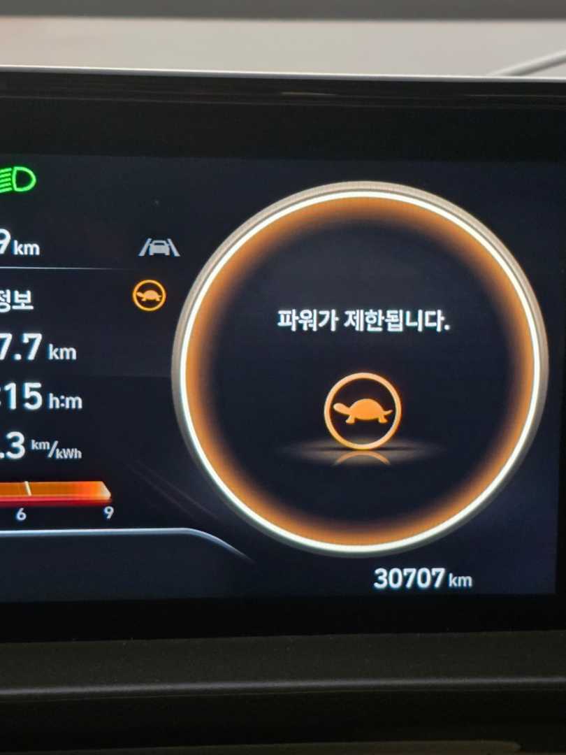 네.... 보증수리로 차량받은지 일주일됬는데 말이죠...... 이미지 1/2