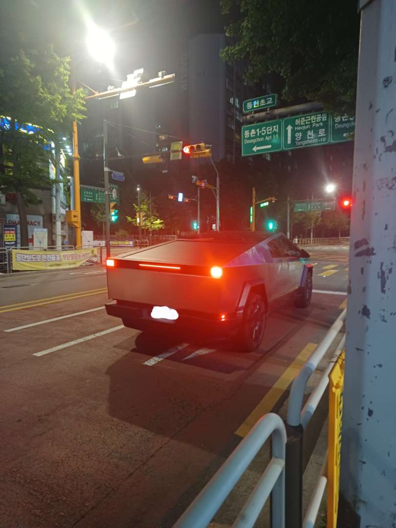 사이버트럭 목격 이미지 1/1