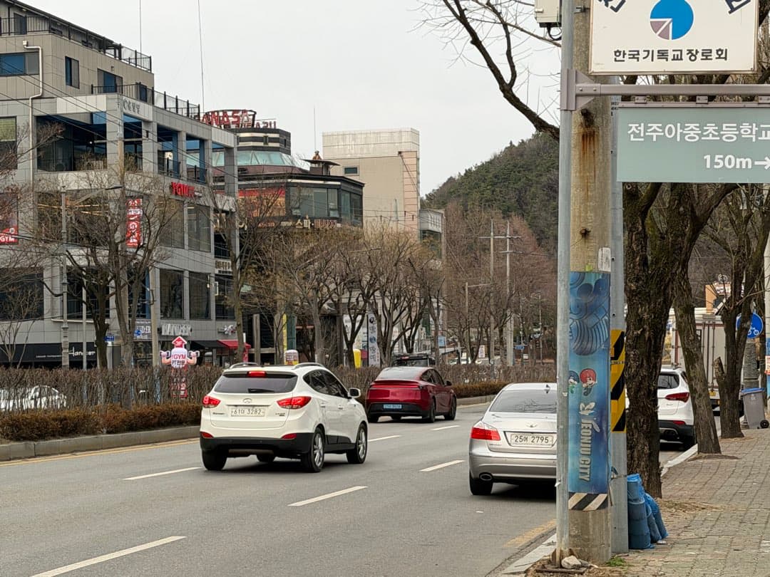 테슬라모델 Y 신형 레드 컬러 이미지 1/1
