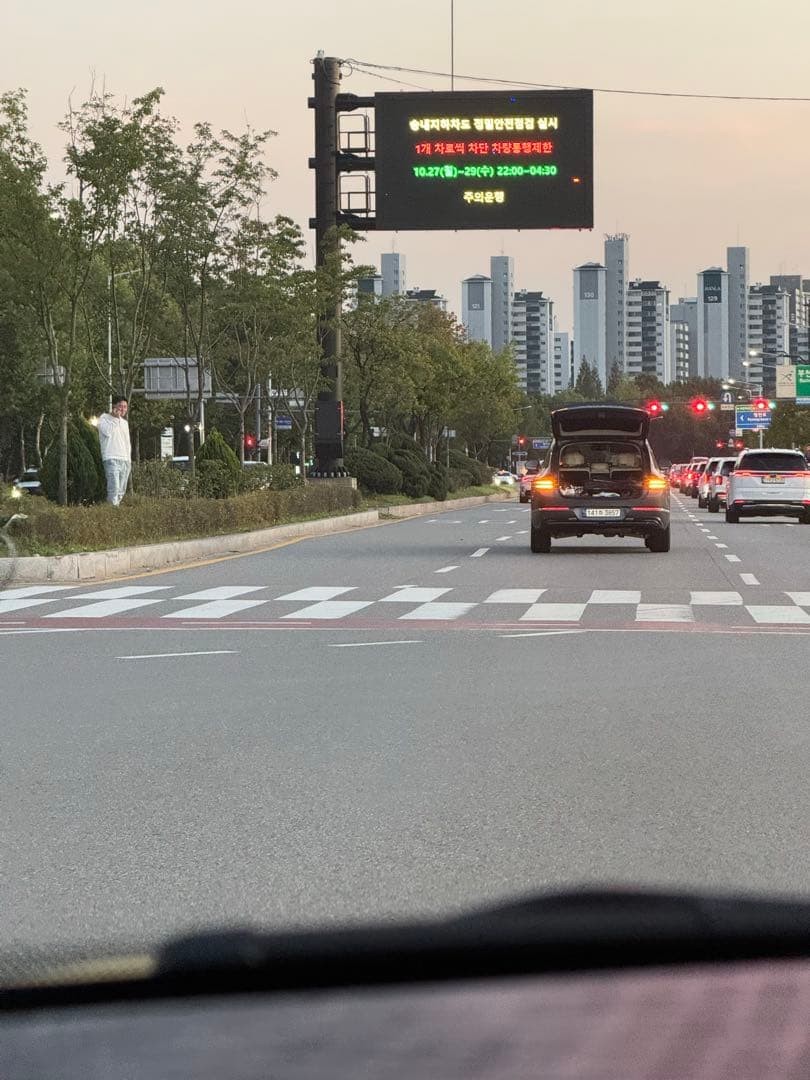 퇴근길에 고장인듯한 제네시스… 이미지 1/1