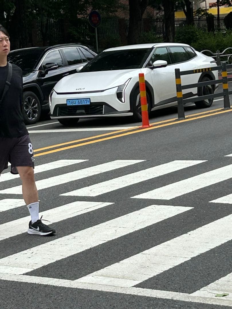 기아 EV4 세단 포착!! 이미지 1/2
