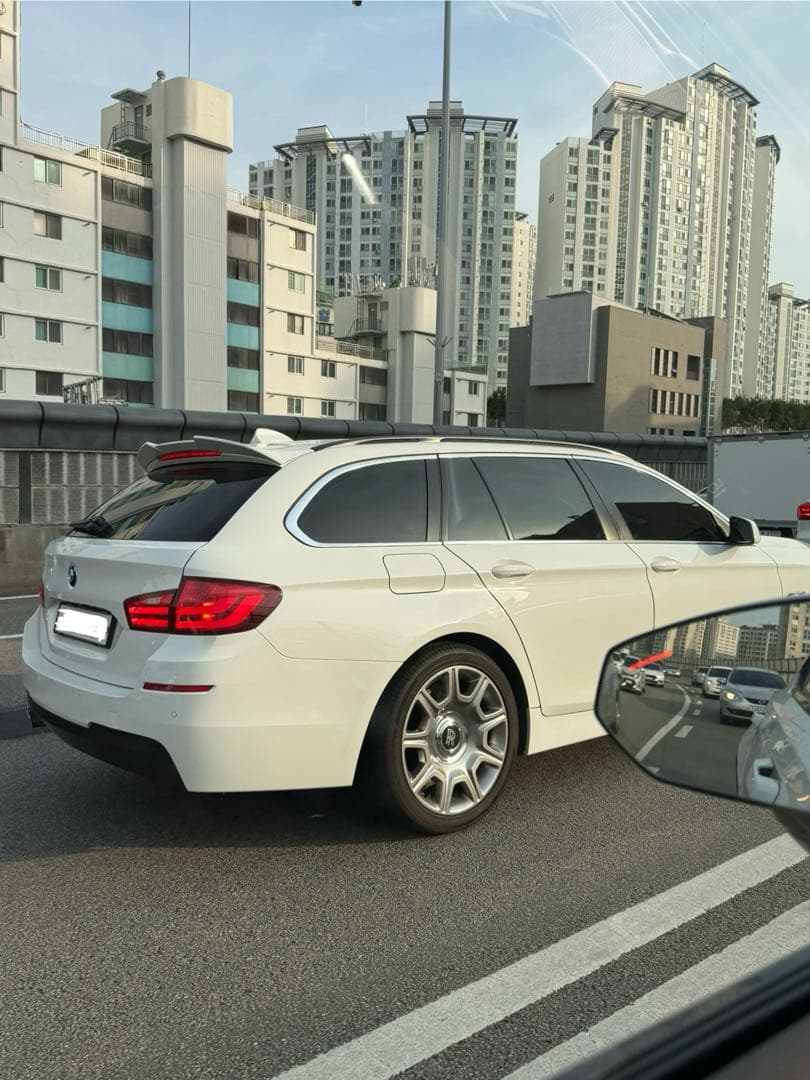 출근길에 본 엄청난 차 이미지 2/2