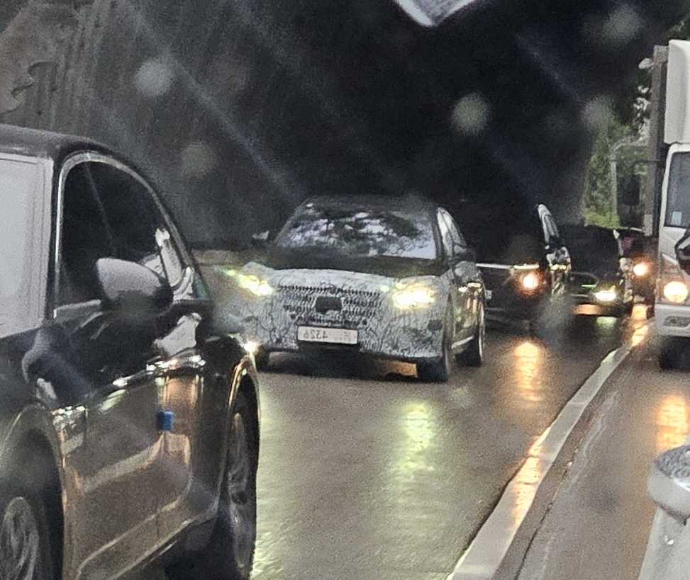 아침 출근길.. 신형 S클 위장막(?)인듯.. 이미지 1/1