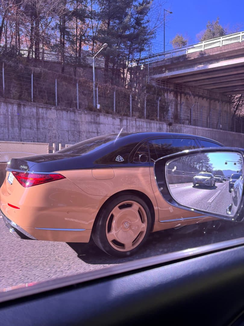 이 황토색 마이바흐는 커스텀인가요? ㄷㄷ 이미지 1/1