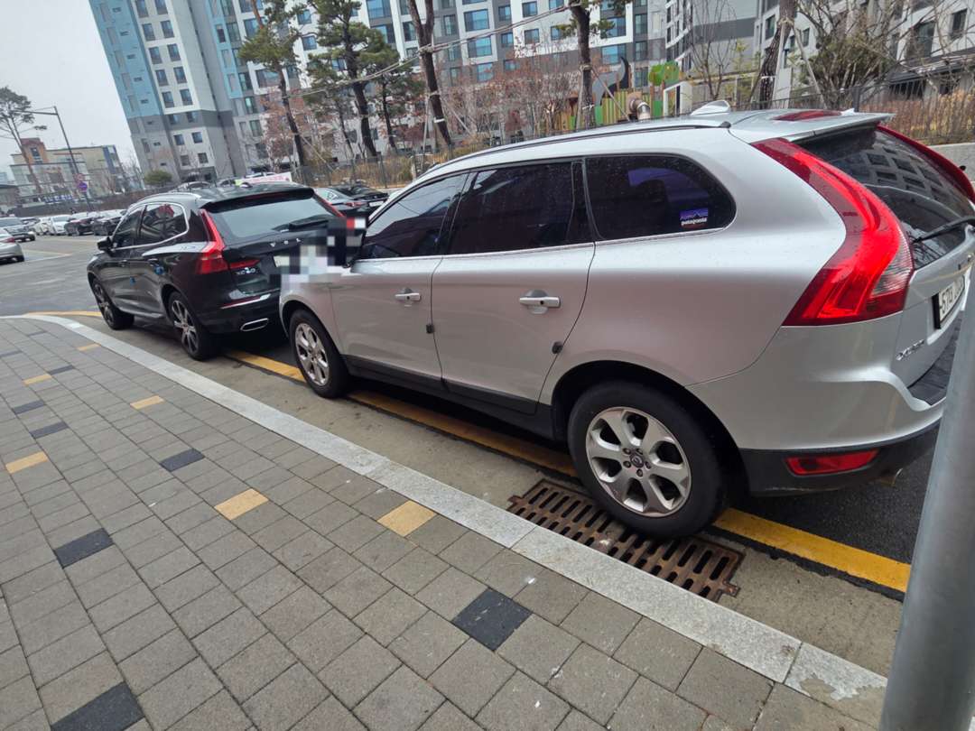아침 출근하려나왓는데 앞에 신형 볼보가잇네용 이미지 1/1