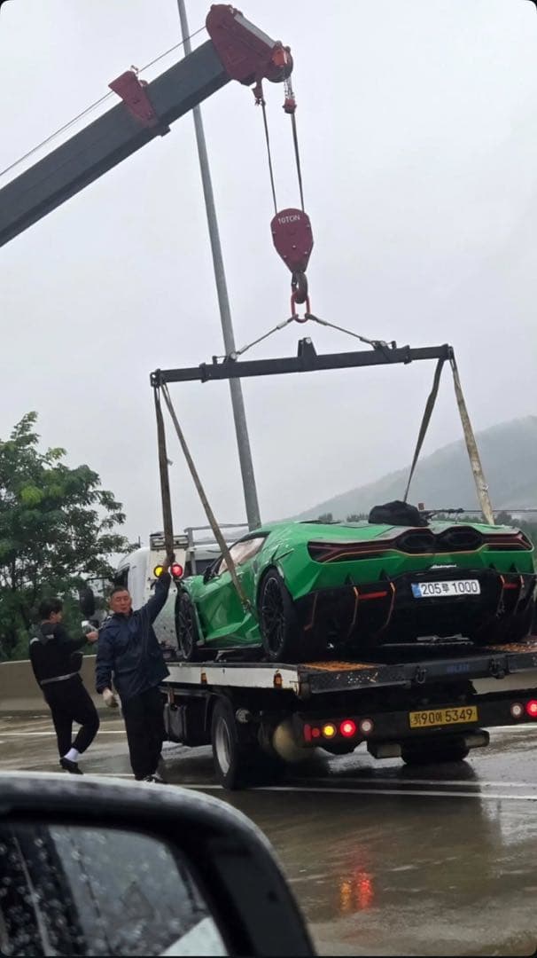 오늘자 람보르기니 레부엘토 전복사고 이미지 3/3