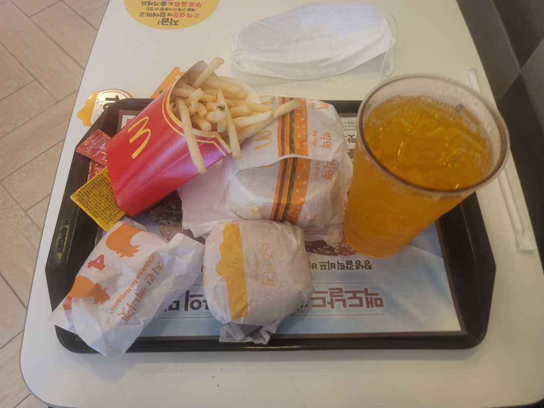 맥날 점심 맛있게드세요 이미지 1/1
